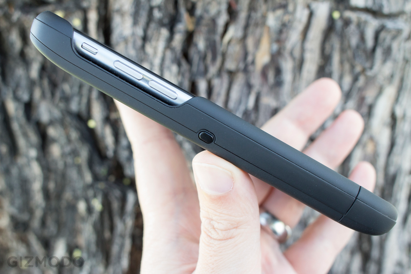Illustration for article titled PopSlate Lightning Review: This iPhone Case Has An E-Ink Screen in Back